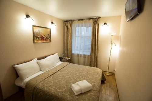 圣彼得堡Prestige Center的酒店客房设有床和窗户。