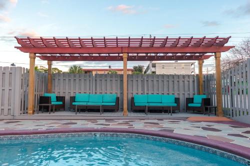 泰比岛Admiral's Inn on Tybee Island的一个带凉亭和游泳池的庭院