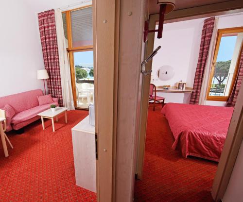 波尔托罗维拉巴尔卡公寓的一间带一张床的房间和一间带沙发的客厅