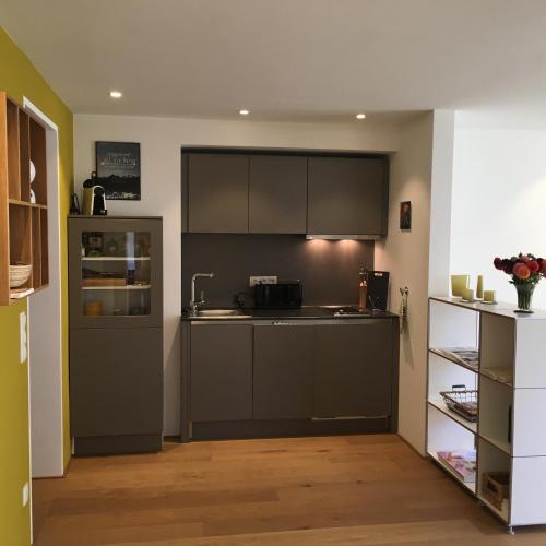 克罗伊特Bergblick Riedlern - Ferienwohnung的厨房配有灰色橱柜和台面