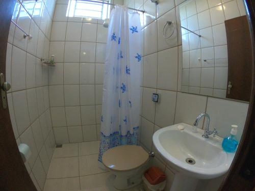 圣罗克迪米纳斯Suíte na Canastra的一间带卫生间和水槽的浴室
