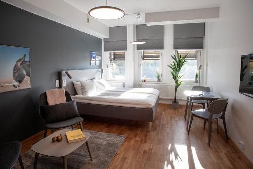 斯德哥尔摩The Studio Hotel的卧室配有一张床和一张桌子及椅子