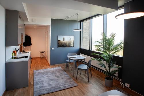 斯德哥尔摩The Studio Hotel的厨房以及带桌子和植物的用餐室