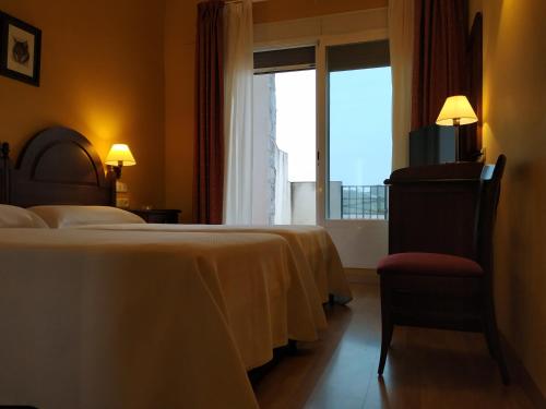 维赫恩-瓦拉加贝桑安杜哈尔山酒店的酒店客房设有两张床和窗户。
