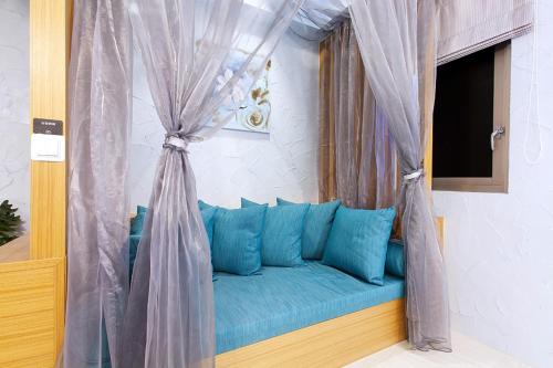 台北探索汽车旅馆-延平馆的窗户客房内的蓝色沙发