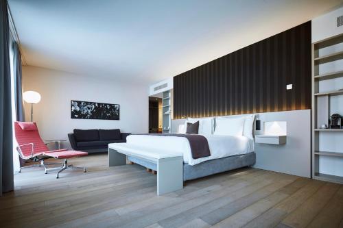 沃韦沃韦摩登时代酒店的一间带大床的卧室和一间客厅