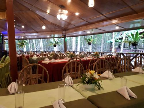 Villa Israel Ecopark El Nido餐厅或其他用餐的地方