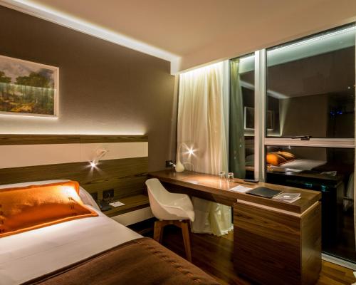 科尔多瓦利古因111号酒店的酒店客房配有书桌、床、床和书桌。