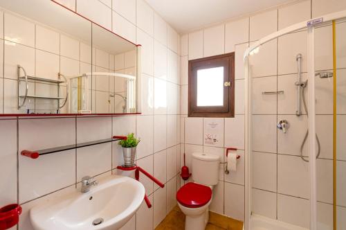 莫莱拉Villas Guzman - Kismet的浴室配有卫生间、盥洗盆和淋浴。