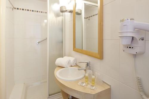 拉波勒卡罗琳别墅蓝色假日酒店的一间带水槽和淋浴的浴室