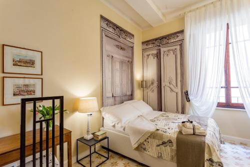 卢卡Perle d'Ambra的一间卧室设有一张床和一个大窗户