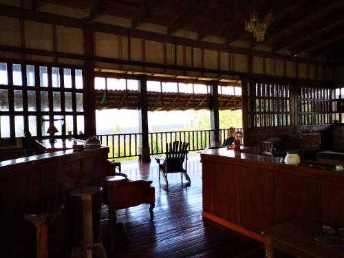 San MiguelLos Gallitos Eco Lodge的客房设有酒吧、椅子和窗户。