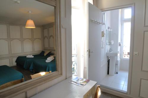 勒克鲁西克Au Fin Gourmet的配有床和浴室的镜子