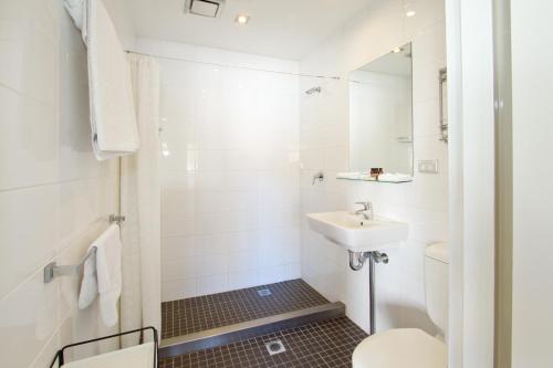 Vulcan Hotel Sydney的一间浴室