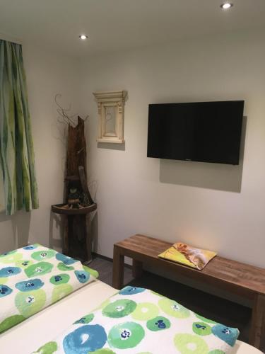 阿布特瑙吉桑德公寓的客房设有两张床和一台壁挂式平面电视。