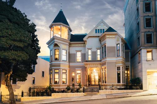 旧金山Mansion on Sutter的一座大型白色房屋,顶部有塔楼