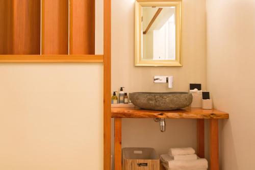 新普利茅斯霍斯金别墅的一间带水槽和镜子的浴室