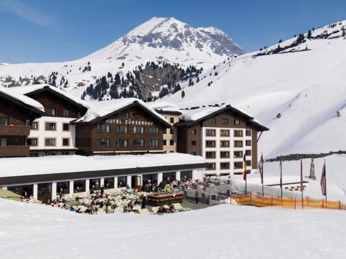 祖尔斯祖尔瑟霍夫酒店的雪覆盖的山前的滑雪小屋
