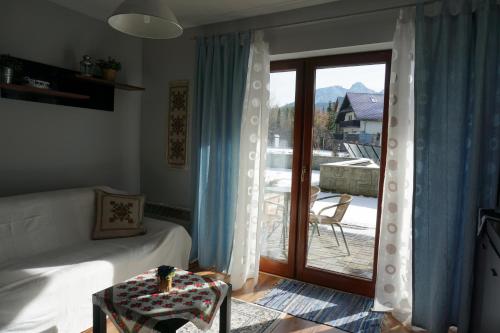 考斯赛力克Apartamenty z Basenem的一间卧室设有一张床和一个滑动玻璃门