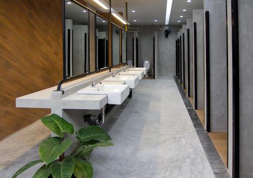 奥南海滩TAN Hostel x Cafe , Aonang Beach的浴室设有一排盥洗盆和镜子
