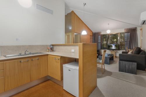 布里斯班Airport International Motel Brisbane的开放式厨房和带沙发的客厅