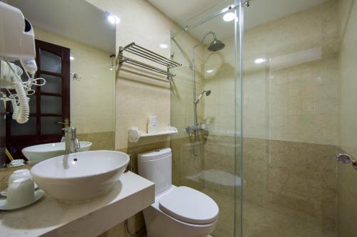 河内S Central Hotel and Spa的浴室配有卫生间、盥洗盆和淋浴。