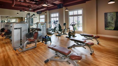 苏克Prestige Oceanfront Resort, WorldHotels Luxury的一间健身房,里面设有数个健身器材
