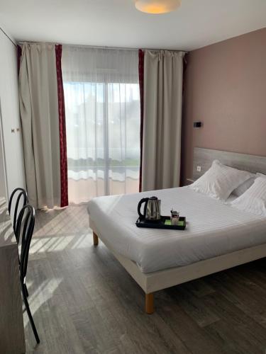 帕尔特奈德利拉斯里莱丝酒店的一间卧室设有一张床和一个大窗户