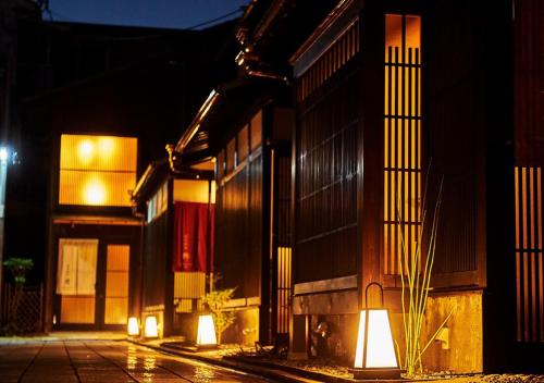 京都伊纳里阿娴度假屋的一座建筑,晚上有灯