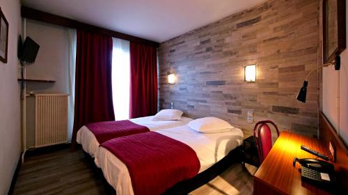 维勒班特维特加兰特酒店的酒店客房,设有床铺和砖墙