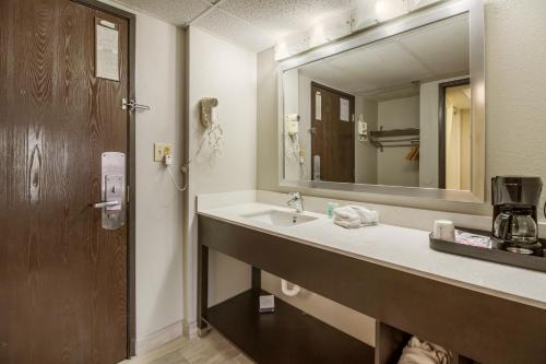 杰克逊Clarion Hotel Jackson Northwest的一间带水槽和镜子的浴室