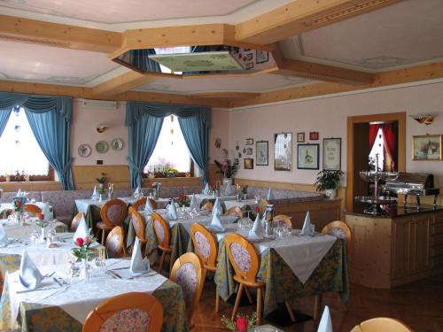 费德拉帕加内拉Hotel Negritella的一间在房间内配有桌椅的餐厅