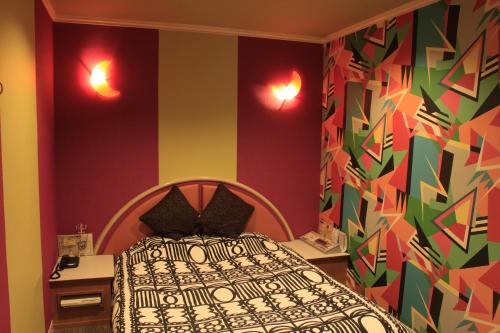 MetabaruHotel Miami (Adult Only)的一间卧室设有一张床和色彩缤纷的墙壁