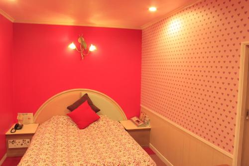MetabaruHotel Miami (Adult Only)的一间卧室配有一张红色墙壁的床