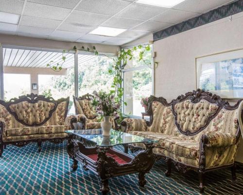 加兹登Rodeway Inn的带沙发和玻璃桌的客厅