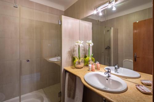 阿尔布费拉Sea View Downtown - Albufeira的一间带两个盥洗盆和淋浴的浴室
