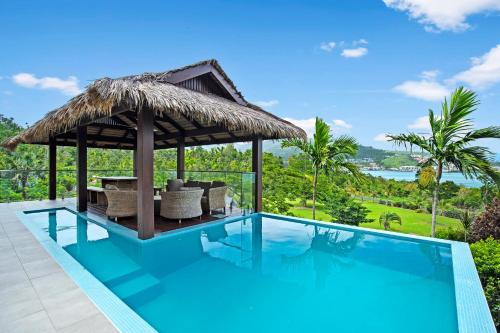 埃尔利海滩Mandalay Luxury Retreat的一个带游泳池和凉亭的别墅