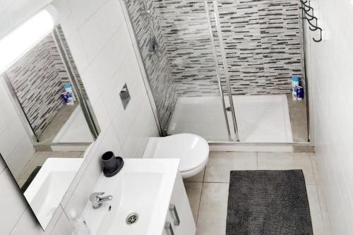 阿罗纳Ocean sound的白色的浴室设有卫生间和淋浴。