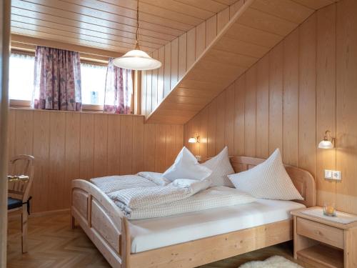 泰西多Marenklhof的卧室配有木墙内的一张床