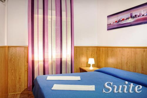 贝尼多姆Irati的卧室配有蓝色的床,上面有微笑的标志
