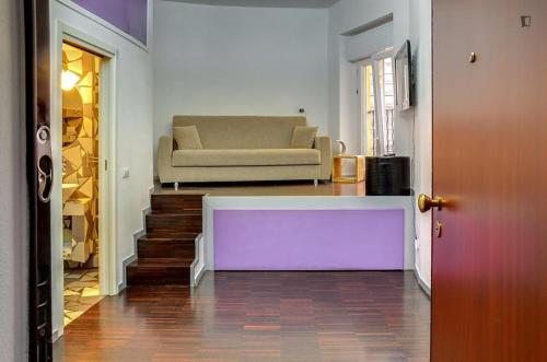 博洛尼亚Gramsci, Bologna by Short Holidays的带沙发和楼梯间的客厅