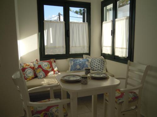 伊罗达帕拉米奥斯公寓酒店的客厅配有桌子和沙发
