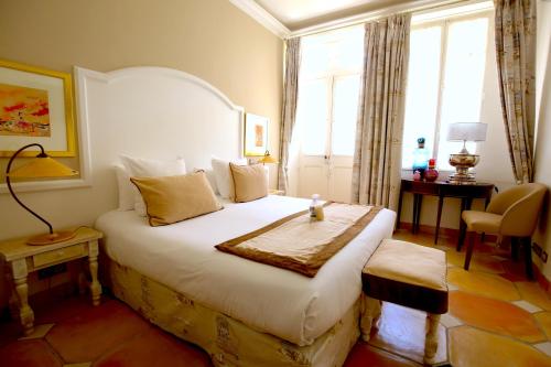 圣马克西姆邦瑞珀斯皇家酒店的一间卧室设有一张大床和一个窗户。