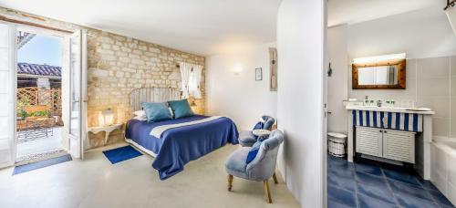 Donnazac莱斯温茨布勒斯酒店的一间卧室配有一张床,浴室设有窗户