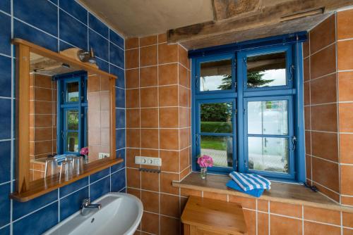 LoissinAlte Schule Ludwigsburg的带浴缸、水槽和窗户的浴室