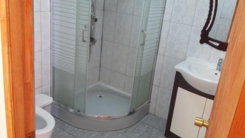 孔斯蒂图西翁Hotel Nogal的带淋浴、卫生间和盥洗盆的浴室