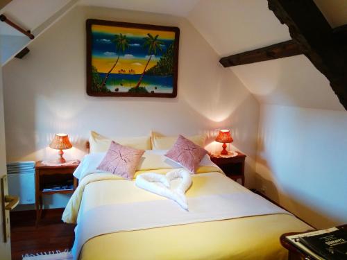 迪纳尔绿宝石海岸乡村度假酒店的一间卧室配有一张带两盏灯的大型白色床。