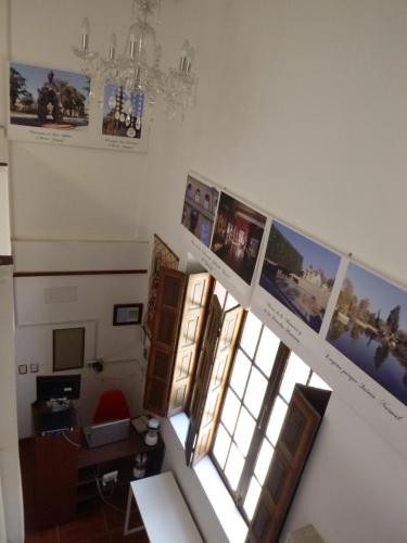圣地亚哥Hotel Barrio Yungay的一间墙上挂有照片的窗户的房间