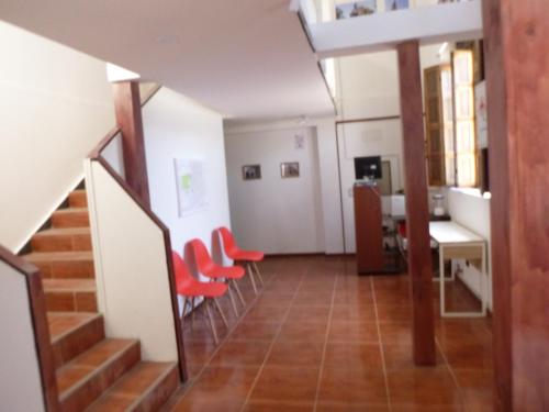 圣地亚哥Hotel Barrio Yungay的走廊上设有红色椅子和书桌