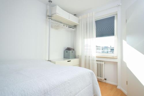 威斯巴登Cute & Cozy的白色的卧室设有床和窗户